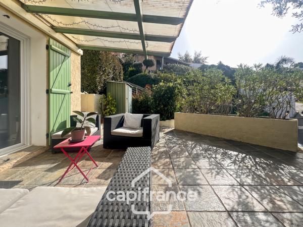 Maison à vendre 6 pièces LE LAVANDOU (83), 4 chambres, vue dégagée et de nombreuses terrasses.