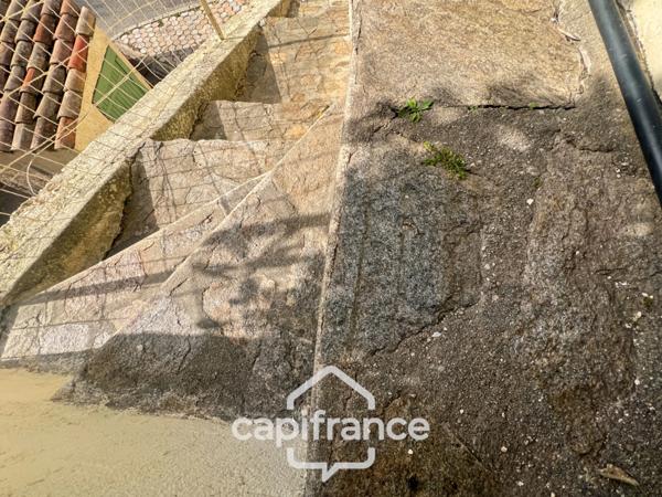 Maison à vendre 6 pièces LE LAVANDOU (83), 4 chambres, vue dégagée et de nombreuses terrasses.