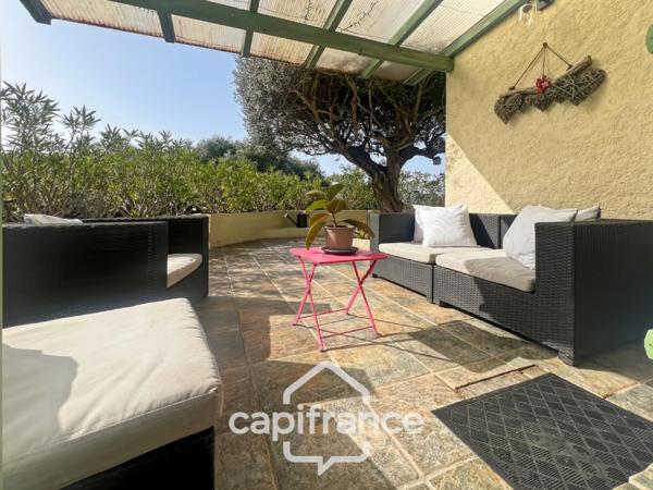 Maison à vendre 6 pièces LE LAVANDOU (83), 4 chambres, vue dégagée et de nombreuses terrasses.