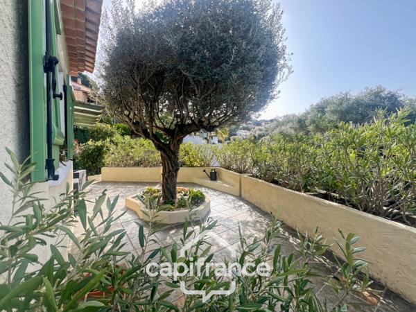 Maison à vendre 6 pièces LE LAVANDOU (83), 4 chambres, vue dégagée et de nombreuses terrasses.