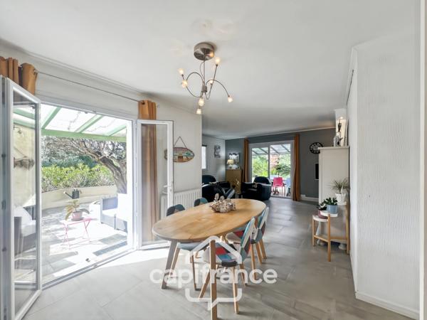 Maison à vendre 6 pièces LE LAVANDOU (83), 4 chambres, vue dégagée et de nombreuses terrasses.