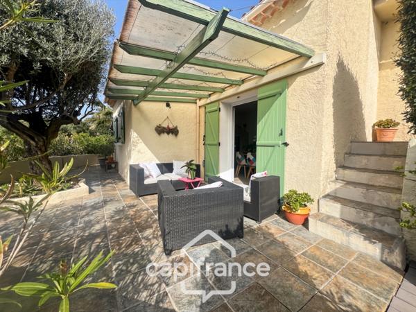 Maison à vendre 6 pièces LE LAVANDOU (83), 4 chambres, vue dégagée et de nombreuses terrasses.