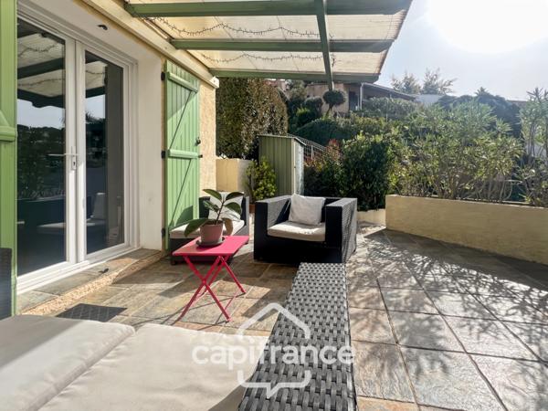 Maison à vendre 6 pièces LE LAVANDOU (83), 4 chambres, vue dégagée et de nombreuses terrasses.