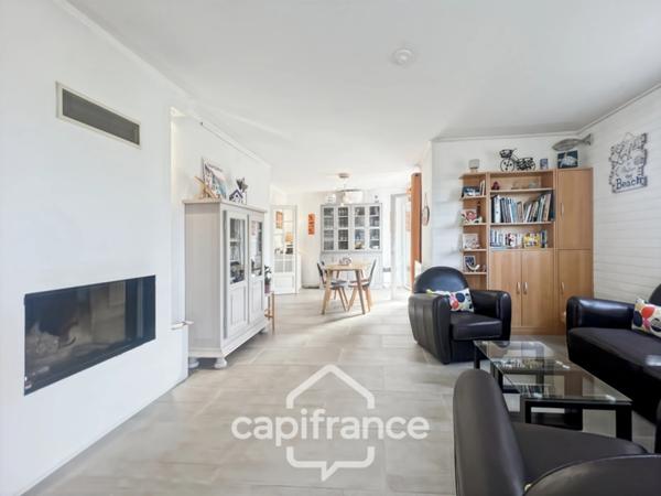 Maison à vendre 6 pièces LE LAVANDOU (83), 4 chambres, vue dégagée et de nombreuses terrasses.