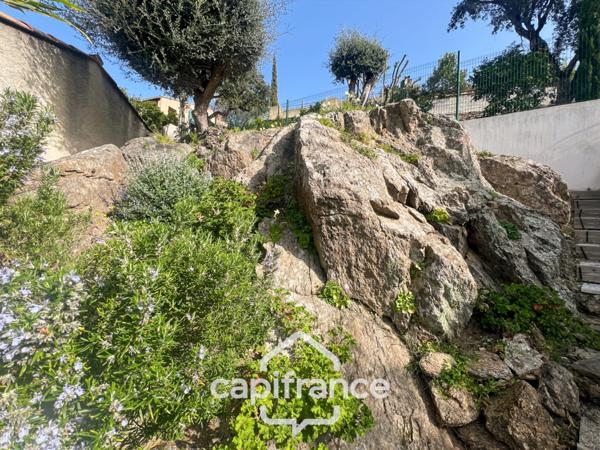 Maison à vendre 6 pièces LE LAVANDOU (83), 4 chambres, vue dégagée et de nombreuses terrasses.