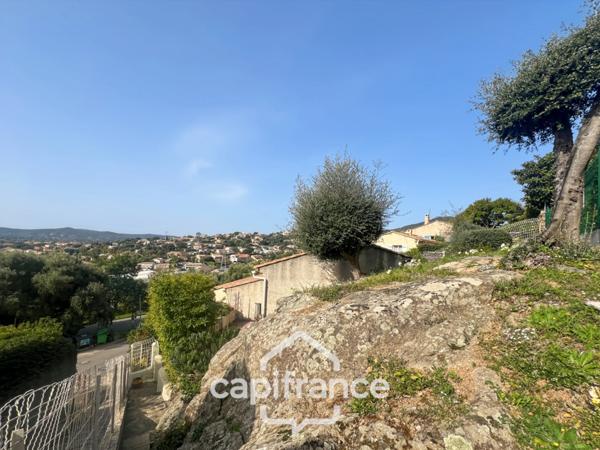 Maison à vendre 6 pièces LE LAVANDOU (83), 4 chambres, vue dégagée et de nombreuses terrasses.