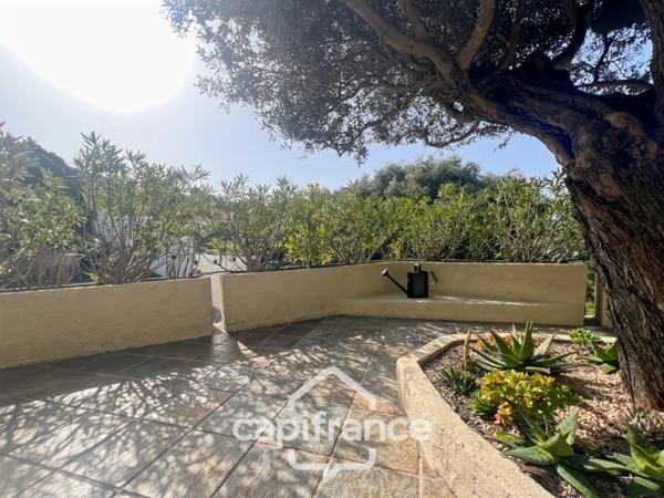 Maison à vendre 6 pièces LE LAVANDOU (83), 4 chambres, vue dégagée et de nombreuses terrasses.