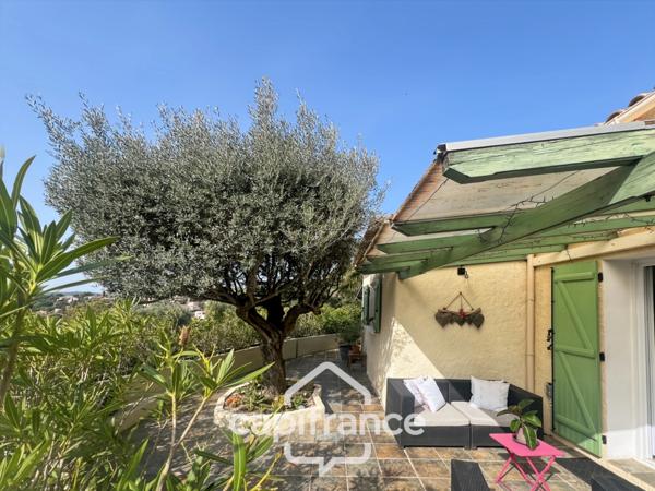 Maison à vendre 6 pièces LE LAVANDOU (83), 4 chambres, vue dégagée et de nombreuses terrasses.