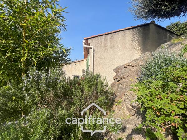 Maison à vendre 6 pièces LE LAVANDOU (83), 4 chambres, vue dégagée et de nombreuses terrasses.