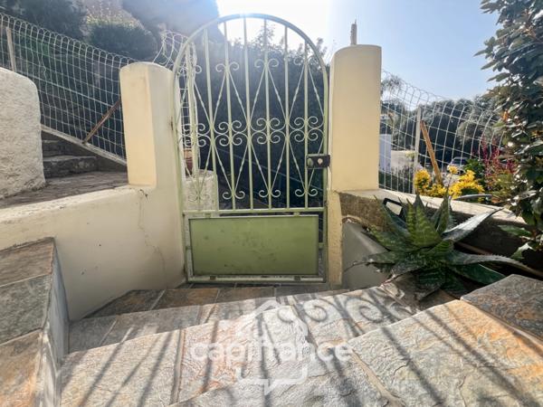 Maison à vendre 6 pièces LE LAVANDOU (83), 4 chambres, vue dégagée et de nombreuses terrasses.