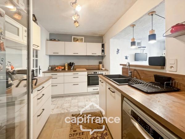 Maison à vendre 6 pièces LE LAVANDOU (83), 4 chambres, vue dégagée et de nombreuses terrasses.