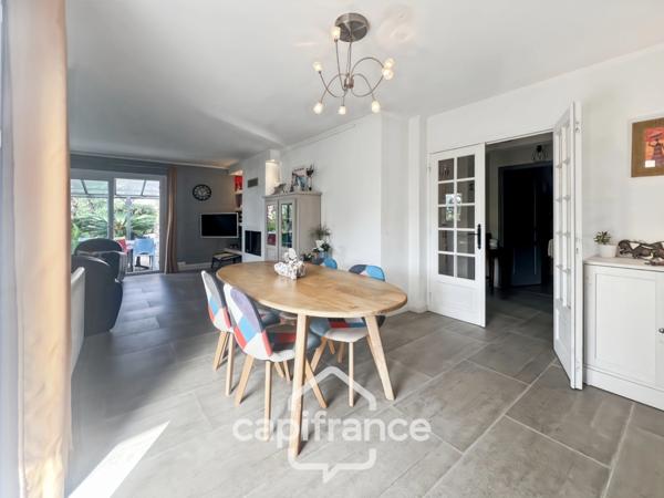 Maison à vendre 6 pièces LE LAVANDOU (83), 4 chambres, vue dégagée et de nombreuses terrasses.