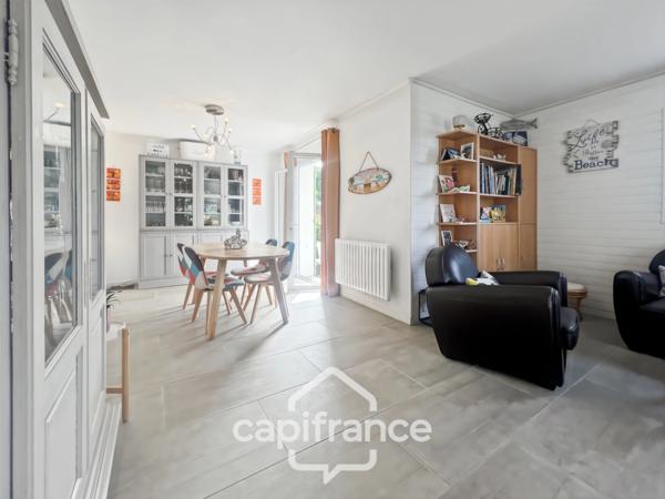 Maison à vendre 6 pièces LE LAVANDOU (83), 4 chambres, vue dégagée et de nombreuses terrasses.