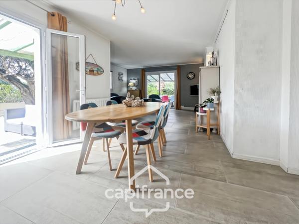 Maison à vendre 6 pièces LE LAVANDOU (83), 4 chambres, vue dégagée et de nombreuses terrasses.