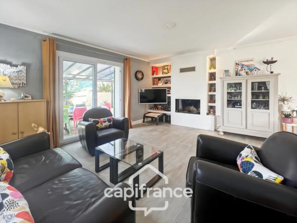 Maison à vendre 6 pièces LE LAVANDOU (83), 4 chambres, vue dégagée et de nombreuses terrasses.