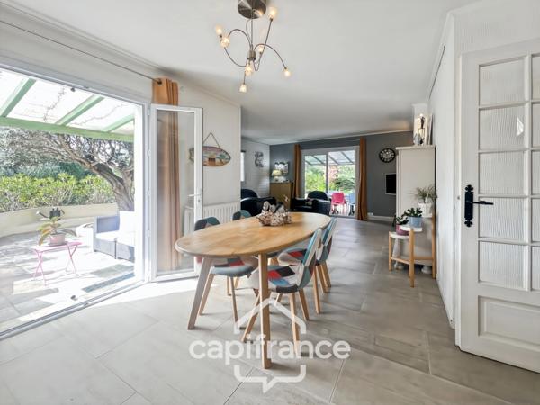 Maison à vendre 6 pièces LE LAVANDOU (83), 4 chambres, vue dégagée et de nombreuses terrasses.
