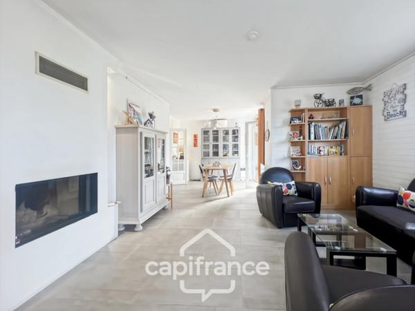 Maison à vendre 6 pièces LE LAVANDOU (83), 4 chambres, vue dégagée et de nombreuses terrasses.