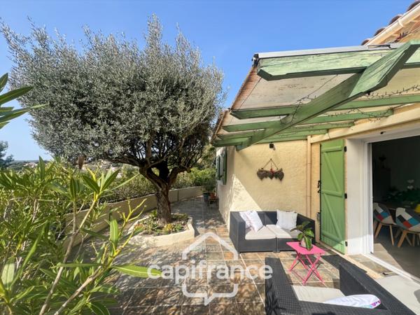 Maison à vendre 6 pièces LE LAVANDOU (83), 4 chambres, vue dégagée et de nombreuses terrasses.