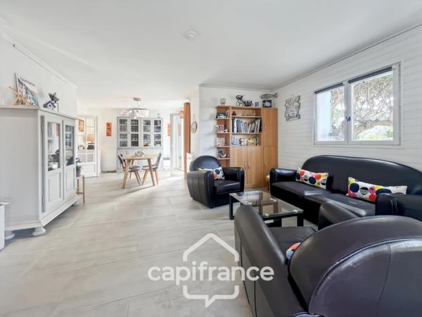 Maison à vendre 6 pièces LE LAVANDOU (83), 4 chambres, vue dégagée et de nombreuses terrasses.