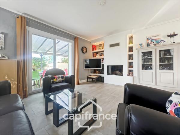 Maison à vendre 6 pièces LE LAVANDOU (83), 4 chambres, vue dégagée et de nombreuses terrasses.