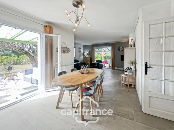 Maison à vendre 6 pièces LE LAVANDOU (83), 4 chambres, vue dégagée et de nombreuses terrasses.
