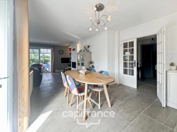 Maison à vendre 6 pièces LE LAVANDOU (83), 4 chambres, vue dégagée et de nombreuses terrasses.