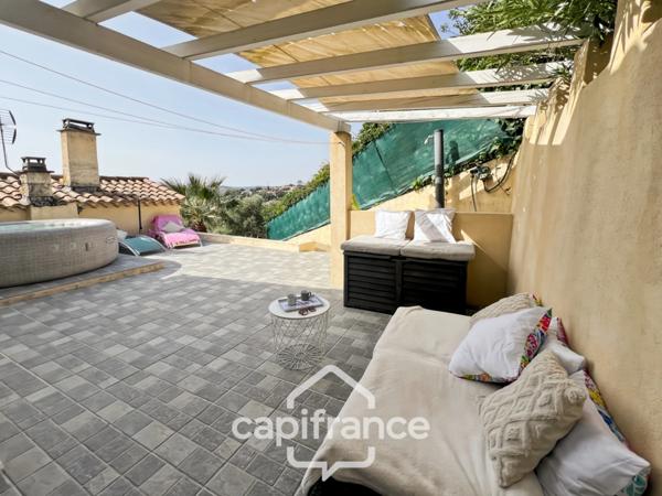 Maison à vendre 6 pièces LE LAVANDOU (83), 4 chambres, vue dégagée et de nombreuses terrasses.