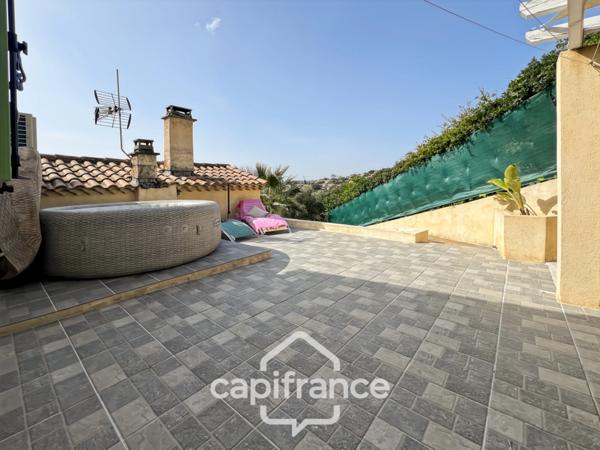 Maison à vendre 6 pièces LE LAVANDOU (83), 4 chambres, vue dégagée et de nombreuses terrasses.