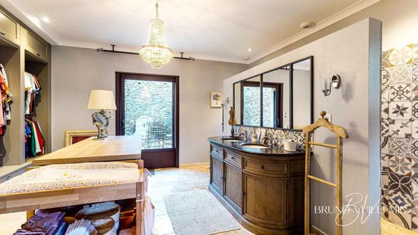 DEMEURE DE CHARME - ANCIENNE CAVE VITICOLE, RENOVATION COMPLETE