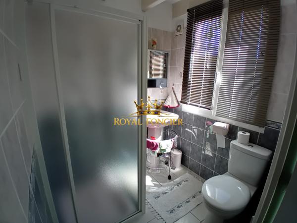 Vue sur le terrain sans vis à vis, quartier très recherché