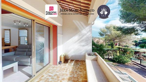 SAINT-RAPHAËL-2 PIÈCES DUPLEX DERNIER ÉTAGE-TERRASSE SUD-EST -MEUBLÉ & ÉQUIPÉ