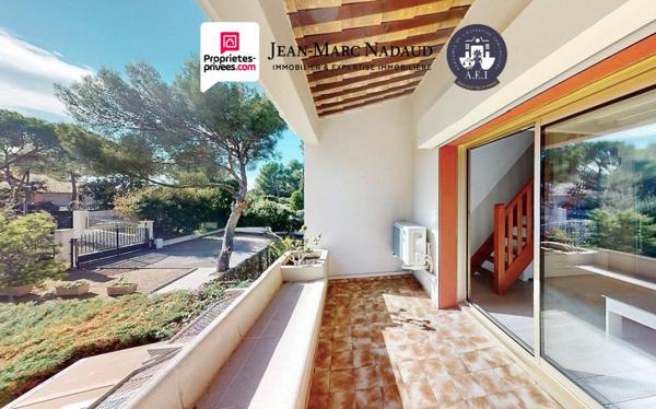 SAINT-RAPHAËL-2 PIÈCES DUPLEX DERNIER ÉTAGE-TERRASSE SUD-EST -MEUBLÉ & ÉQUIPÉ