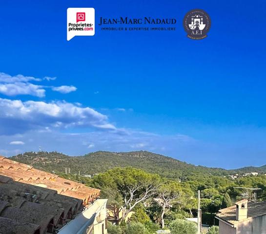 SAINT-RAPHAËL-2 PIÈCES DUPLEX DERNIER ÉTAGE-TERRASSE SUD-EST -MEUBLÉ & ÉQUIPÉ