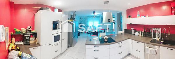 maison  comprenant un beau séjour avec cuisine intégrée ouverte avec accés direct terrasse et jardin comprenant 4 chambres dont 1 petite offrant un grand jardin sur une vue dégagée exposition sud avec  une buanderie cave garage 1 salle de bain et 1 salle avec douche 2 vasques quartier toutes commodités