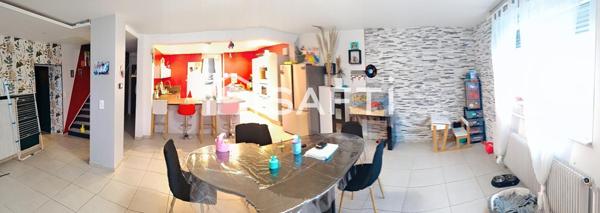 maison  comprenant un beau séjour avec cuisine intégrée ouverte avec accés direct terrasse et jardin comprenant 4 chambres dont 1 petite offrant un grand jardin sur une vue dégagée exposition sud avec  une buanderie cave garage 1 salle de bain et 1 salle avec douche 2 vasques quartier toutes commodités