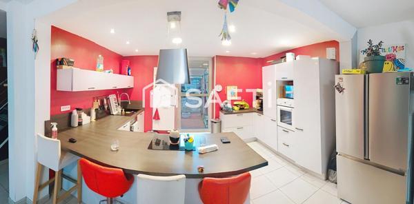 maison  comprenant un beau séjour avec cuisine intégrée ouverte avec accés direct terrasse et jardin comprenant 4 chambres dont 1 petite offrant un grand jardin sur une vue dégagée exposition sud avec  une buanderie cave garage 1 salle de bain et 1 salle avec douche 2 vasques quartier toutes commodités