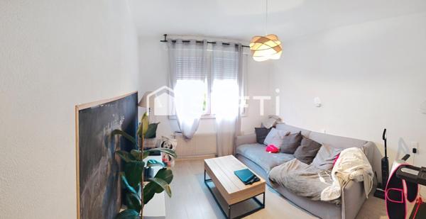 maison  comprenant un beau séjour avec cuisine intégrée ouverte avec accés direct terrasse et jardin comprenant 4 chambres dont 1 petite offrant un grand jardin sur une vue dégagée exposition sud avec  une buanderie cave garage 1 salle de bain et 1 salle avec douche 2 vasques quartier toutes commodités