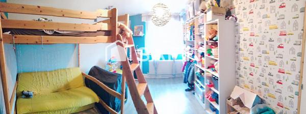 maison  comprenant un beau séjour avec cuisine intégrée ouverte avec accés direct terrasse et jardin comprenant 4 chambres dont 1 petite offrant un grand jardin sur une vue dégagée exposition sud avec  une buanderie cave garage 1 salle de bain et 1 salle avec douche 2 vasques quartier toutes commodités