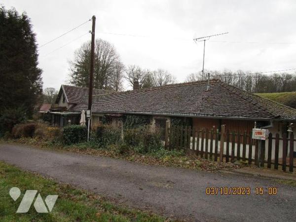 Secteur Calme : Grande propriété composée de : 
1/  Une Longère, comprenant : 
- Au rez-de-ch...