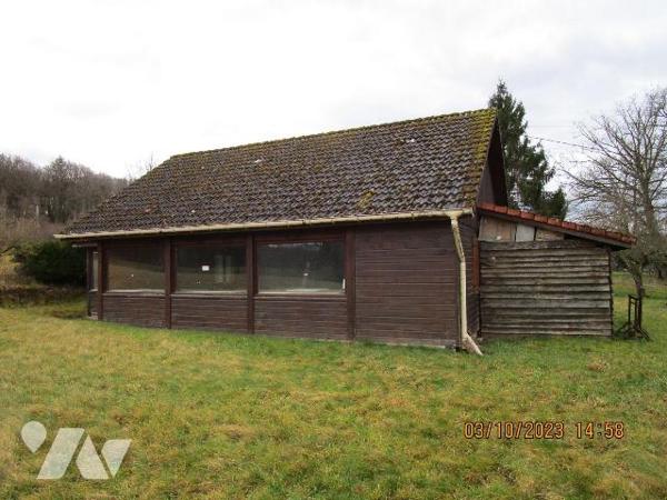 Secteur Calme : Grande propriété composée de : 
1/  Une Longère, comprenant : 
- Au rez-de-ch...