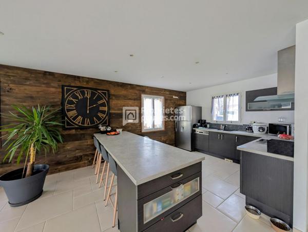 Maison Chateaubernard 7 pièce(s) 208.59 m2 CRIT 391180