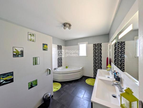 Maison Chateaubernard 7 pièce(s) 208.59 m2 CRIT 391180