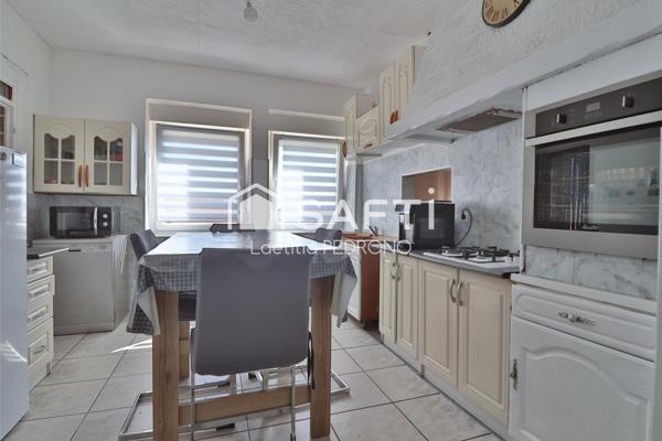 Maison avec jardin, garage et dépendances