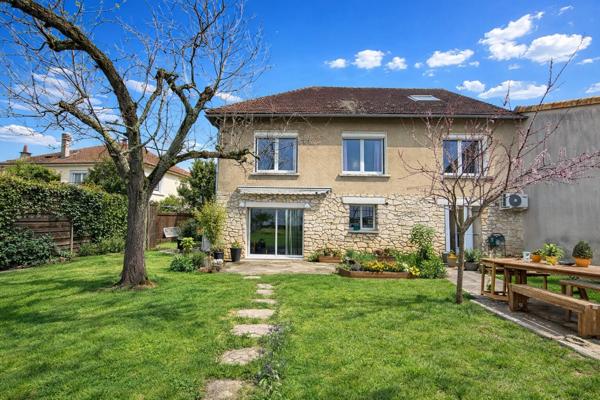 MAISON Saint BENOIT 6 pièces 4 chambres 176 m2 habitable.
