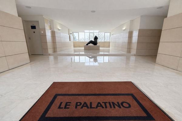 Un appartement au positionnement premium sur Golf et 800m du métro.