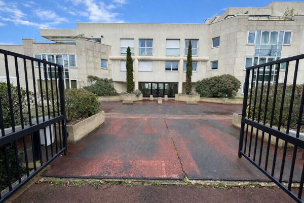 Un appartement au positionnement premium sur Golf et 800m du métro.