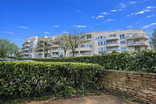 Un appartement au positionnement premium sur Golf et 800m du métro.