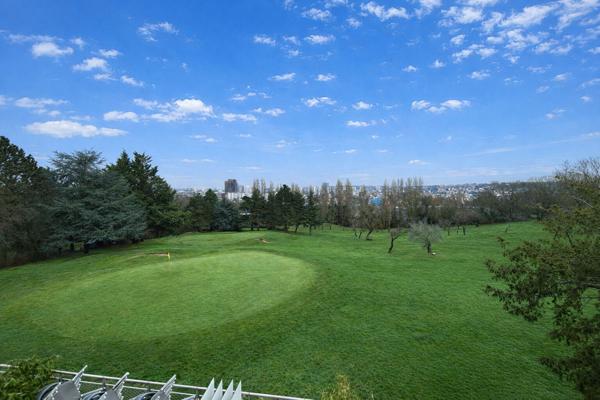 Un appartement au positionnement premium sur Golf et 800m du métro.