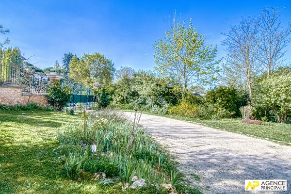 Versailles Clagny Appartement 6 pièces 158 m² carrez situé au 1er étage d'une superbe bâtisse 19ème avec grenier et 2 caves 1 320 000 € **  - Référence  28400