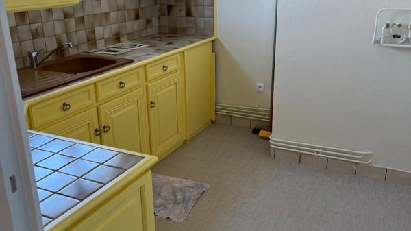 APPARTEMENT F3 DE 69 M² AU 6ème ÉTAGE AVEC TERRASSE AVENUE TREUILLE CHÂTELLERAULT Réf A.84